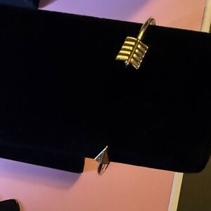 Beautiful adjustable gold tone arrow bracelet